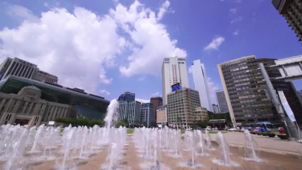 位于韩国首尔广场首尔市政厅前的喷泉倾斜落架 这座建筑是由日本占领政府于1926年建造的 — 图库视频影像
