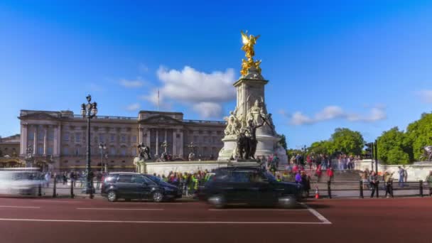 Buckingham Palota Időeltolódása Győzelmi Szoborral Londoni Napsütésben — Stock videók