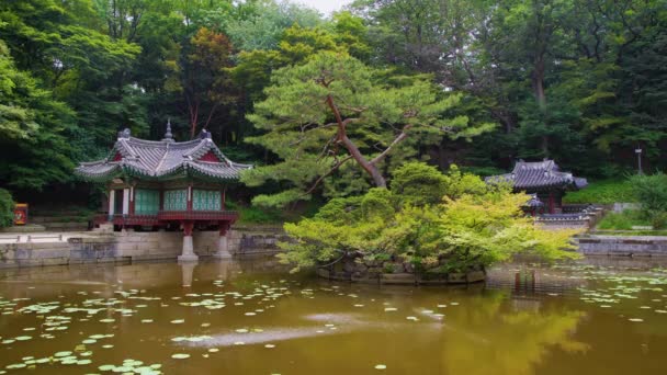 Buyongjeong pavilon a Buyeongji rybník v Huwon (Secret Garden) Changdeokgung Palace. Soul, Jižní Korea
