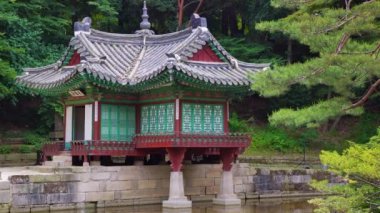 Buyongjeong Kasrı ve Buyeongji alace Sarayı'nın Huwon (Secret Garden) su birikintisi. Seoul, Güney Kore