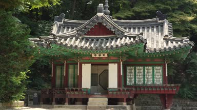 Buyongjeong Kasrı ve Buyeongji alace Sarayı'nın Huwon (Secret Garden) su birikintisi. Seoul, Güney Kore