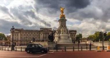 Güneşli bir günde Buckingham Sarayı 'nda Zafer Heykeli, Londra