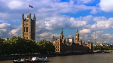 Büyük Ben İngiltere 'de, Londra' nın tarihi ve simgesel simgesinin önünde.