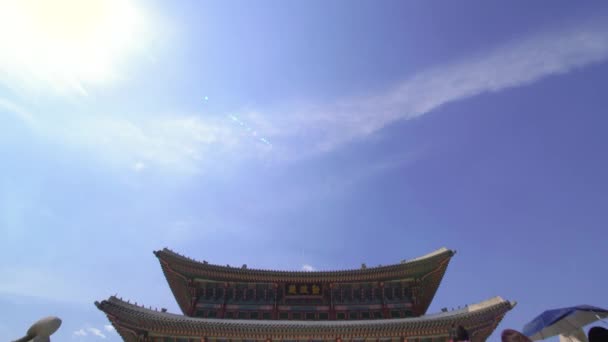 Turistler Gyeongbokgung Sarayı Yürüyorlar — Stok video