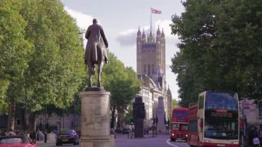 Büyük Ben İngiltere 'de, Londra' nın tarihi ve simgesel simgesinin önünde.