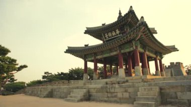 Hwaseong Kalesi, gün batımında Güney Kore, Suwon 'da.