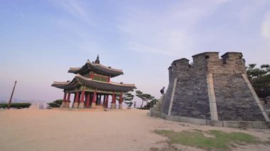 Hwaseong Kalesi, gün batımında Güney Kore, Suwon 'da.
