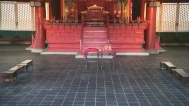 Gyeongbokgung kompleksinin çatısının iç dekoratif tarafını yukarı kaldır. Saray 1394 yılında mimar Koreli Jeon Up John, Seul, Güney Kore tarafından inşa edildi.