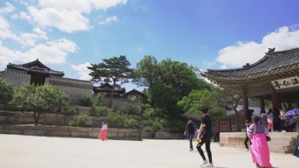 Сеул Июня Люди Корейских Трандиональных Костюмах Посещают Дворец Чандеокгун — стоковое видео