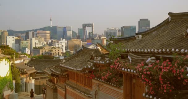 Pár Korejský Tradiční Kostým Procházky Changdeokgung Palác — Stock video