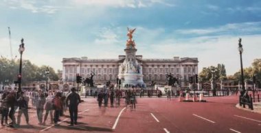 Güneşli bir günde Buckingham Sarayı 'nda Zafer Heykeli, Londra