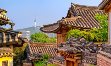 Güney Kore, Seul 'deki Bukchon Hanok köyünde geleneksel Kore tarzı mimari 