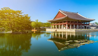Gyeonghoeru Sarayı 'nda bir bahçe havuzunda gün batımı. 