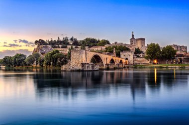 Sunrise, Pont Saint-Benezet, Provence, Fransa Papalar Sarayı ve Rhone nehirde Avignon Köprüsü