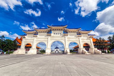 Taipei, Tayvan 'daki Chiang Kai-Shek Anıt Salonu' nun ön kapısı. Çince 