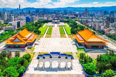 Taipei, Tayvan 'daki Chiang Kai-Shek Anıt Salonu' nun ön kapısı. Çince 