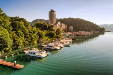 Montreux, İsviçre - 6 Ağustos 2013: Chateau Chillon, Montreux, İsviçre. Château de Chillon (Chillon Şatosu), İsviçre 'nin Montreux şehrinden 3 km uzaklıktaki Leman Gölü kıyısında yer alır.. 