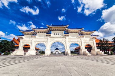 Taipei, Tayvan 'daki Chiang Kai-Shek Anıt Salonu' nun ön kapısı. Çince 