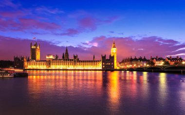 Büyük Ben İngiltere 'de, Londra' nın tarihi ve simgesel simgesinin önünde.