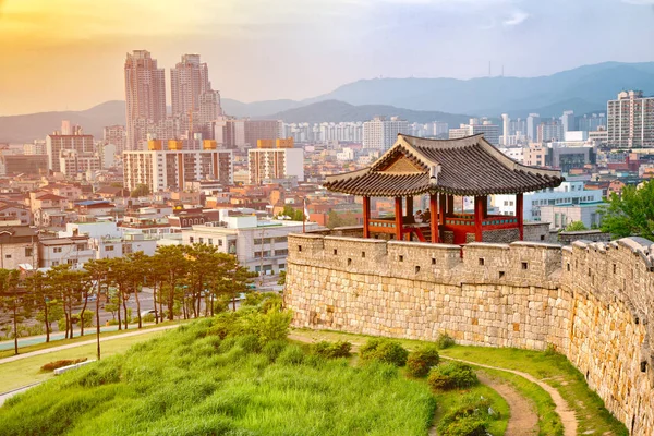 Hwaseong Uma Fortaleza Dinastia Joseon Que Rodeia Centro Cidade Suwon — Fotografia de Stock
