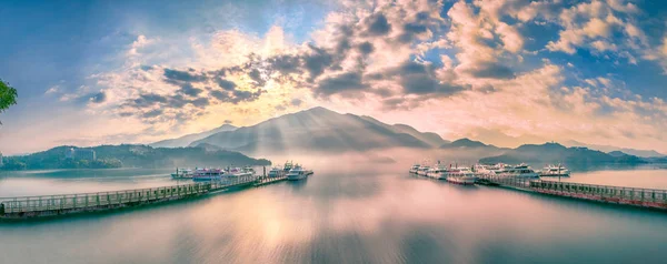 Драматический Солнечный Свет Пристани Чаову Озеро Сан Мун Тайвань — стоковое фото
