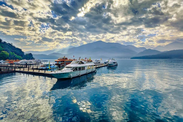 バックグラウンドのヨットと山 サンムーン湖 台湾のチャオピア — ストック写真