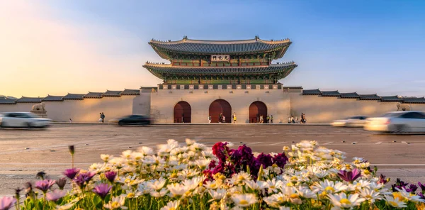 在韩国 带有花坛的庆波宫在一个标牌上写着 庆波宫 的名字 — 图库照片