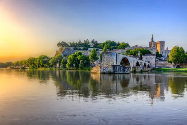 Sunrise, Pont Saint-Benezet, Provence, Fransa Papalar Sarayı ve Rhone nehirde Avignon Köprüsü