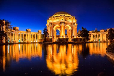 Aydınlatılmış Güzel Sanatlar Sarayı ile Panorama, San Francisco, California