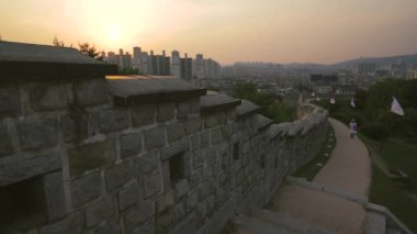 Hwaseong Günbatımı, Güney Kore 'nin Suwon şehrinin merkezini çevreleyen Joseon Hanedanlığı' nın bir kalesidir..