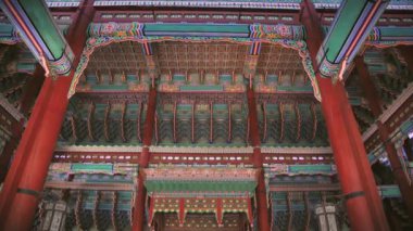 Chiang Kai Shek 'te köprüsü olan Guanghua Gölleri (CKS) anıt parkı, Taipei, Tayvan