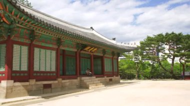 Chiang Kai Shek 'te köprüsü olan Guanghua Gölleri (CKS) anıt parkı, Taipei, Tayvan