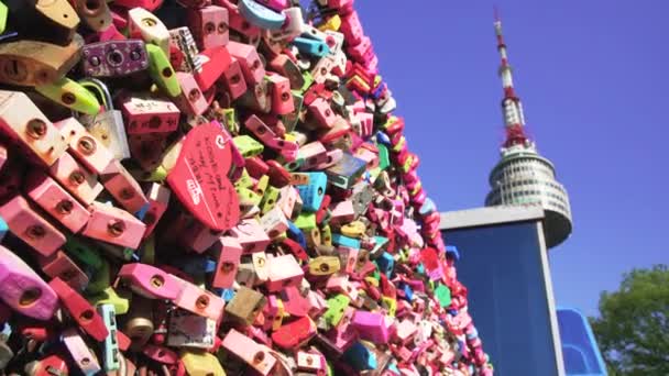 2017年6月18日 韩国首尔南山塔围栏上有大量挂锁 人们相信锁着的钥匙会永远保存他们的爱情 — 图库视频影像