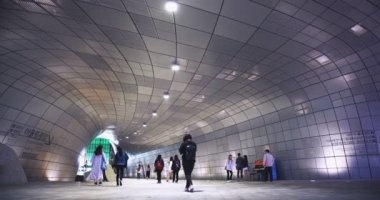 Güney Kore, Seul 'deki Dongdaemun Tasarım Plaza' ya (DDP) yürüyen kalabalık.