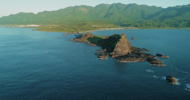 Aerial Shot Beautiful Sunrise Dawn Taitung Sansiantai Arch Taiwan — Stock Video