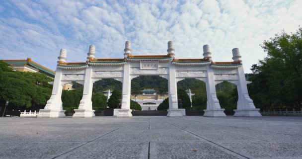 Guanghua Teiche Mit Brücke Chiang Kai Shek Cks Gedenkpark Taipeh — Stockvideo