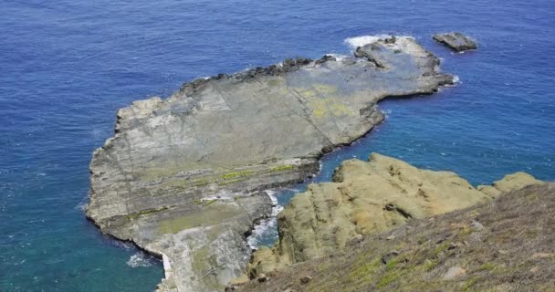 台湾奇美岛的大崖海岸线风光和令人惊叹的美丽蔚蓝海洋 — 图库视频影像