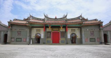 Chiang Kai Shek 'te köprüsü olan Guanghua Gölleri (CKS) anıt parkı, Taipei, Tayvan