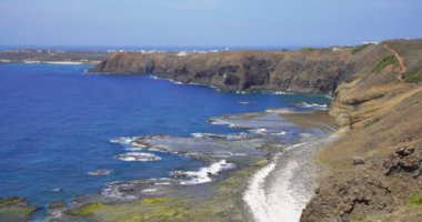 Büyük uçurum kıyı şeridi manzara ve inanılmaz güzel mavi okyanus Chimei Island, Tayvan.