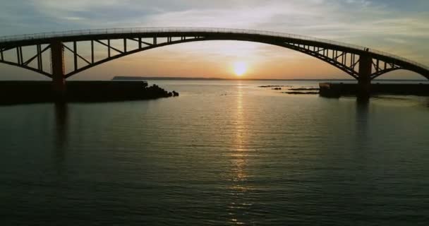 Luftaufnahme Des Sonnenuntergangs Auf Der Regenbogenbrücke Die Brücke Trägt Offiziell — Stockvideo