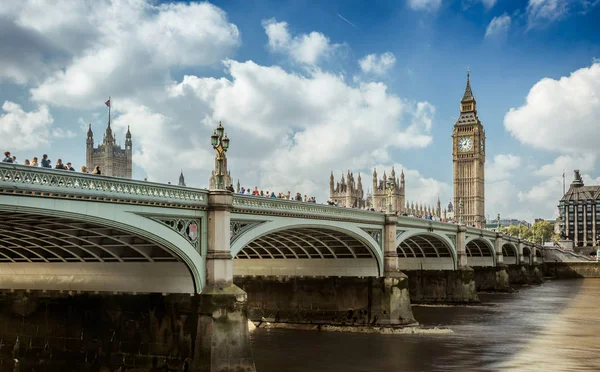 英国的大本钟在伦敦历史和标志性地标的前景中 — 图库照片