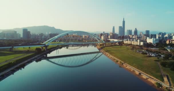 Luchtfoto Van Taipei Stad Met Brug Bij Rivier — Stockvideo