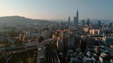 Tayvan Taipei şehrinin gündoğumu görüntüsü.