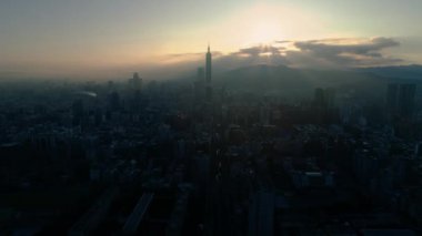 Tayvan Taipei şehrinin gündoğumu görüntüsü.
