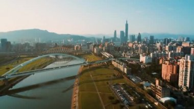 Nehir kıyısında köprüsü olan Taipei şehrinin hava görüntüsü.