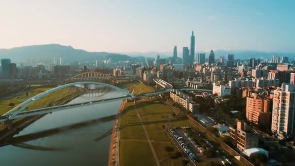 Luchtfoto Van Taipei Stad Met Brug Bij Rivier — Stockvideo