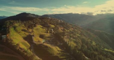 Tayvan 'daki Cingjing Dağı' nın havadan görünüşü