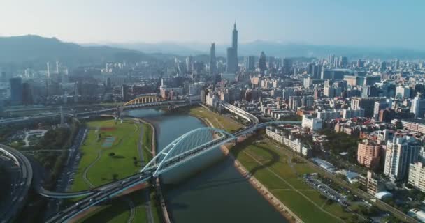Nehir Kıyısında Köprüsü Olan Taipei Şehrinin Hava Görüntüsü — Stok video