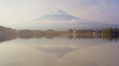 Mt. Güzel bulutları olan Fuji Dağı