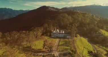 Tayvan 'daki dağların içindeki Cingjing' in havadan görünüşü